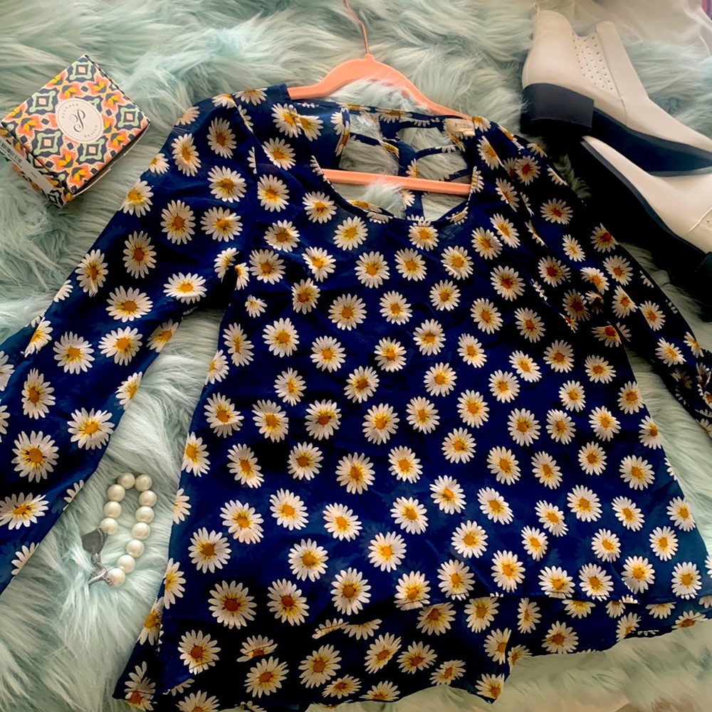 NWOT Daisy Print High-Low Blouse